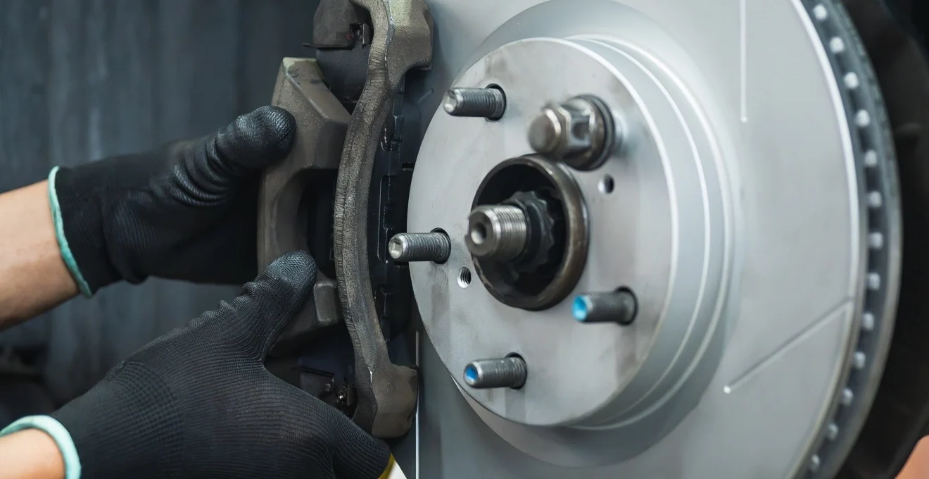 comment-verifier-les-pneus-et-plaquettes-de-frein-avant-un-long-trajet