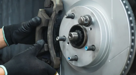 comment-verifier-les-pneus-et-plaquettes-de-frein-avant-un-long-trajet