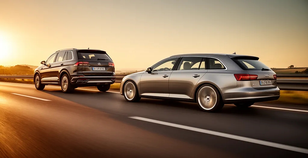 Un break sportswagon et un SUV circulant côte à côte sur une autoroute française, montrant leurs différences de hauteur et de profil aérodynamique