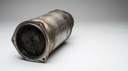 Filtre à particules encrassé sur ligne d'échappement d'un moteur diesel avec suie visible