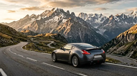 Vue dynamique d'une voiture sportive moderne sur une route française avec paysage urbain en arrière-plan