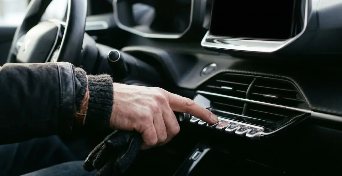 Intérieur de Peugeot e-208 montrant le système multimédia i-Cockpit