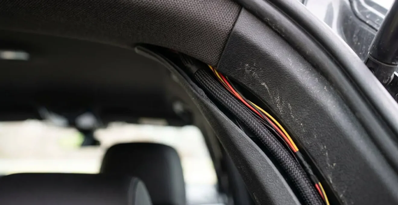 Câbles de dashcam dissimulés dans les garnitures d'un habitacle de voiture