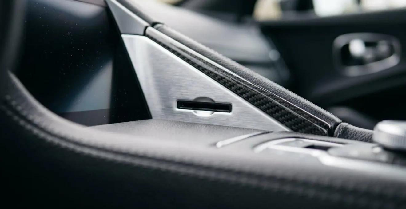 Intérieur moderne d'une Audi montrant le système MMI avec carte SD et navigation