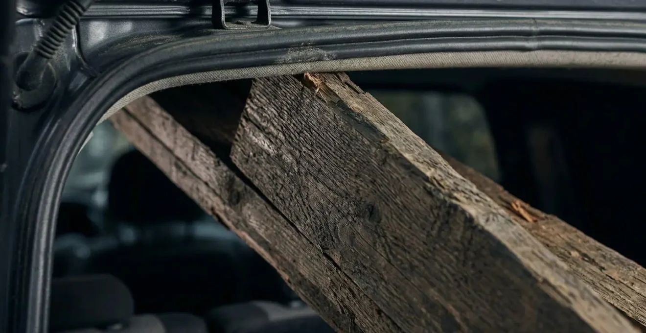 Chargement vertical d'un objet long dans un ludospace utilisant toute la hauteur disponible